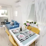 Flowers, Free Garage Parking דירה