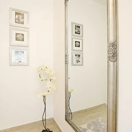 Flowers, Free Garage Parking *